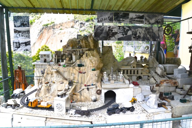 A replica of how the marble quarrying works. 