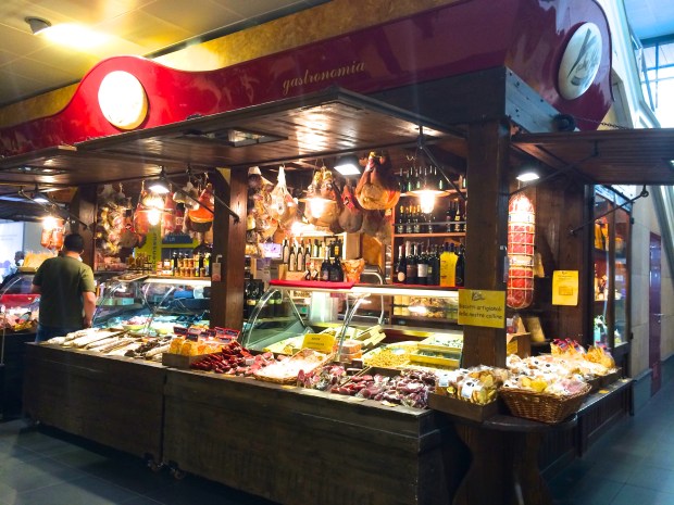 There were even meat and cheese stands in the Bologna airport.